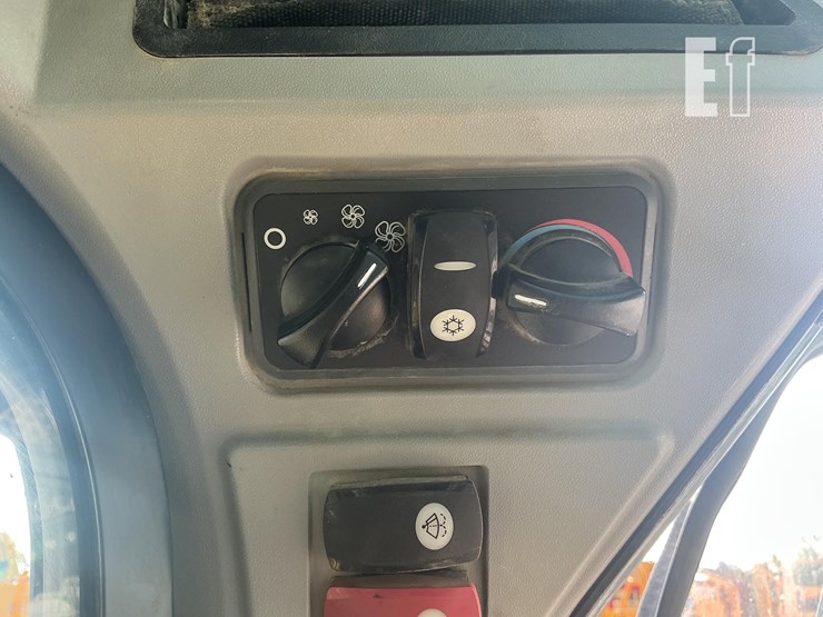 2019-caterpillar-272d2-xhp-image-12