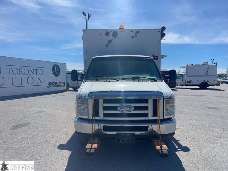 2013-ford-e-series-e-450-sd-s/a-service-truck-image-2