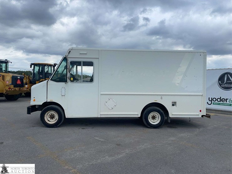 2011-ford-e-series-s/a-step-van-image-8