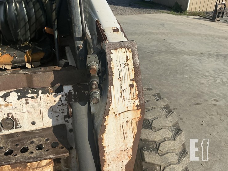 2005-bobcat-s300-image-10