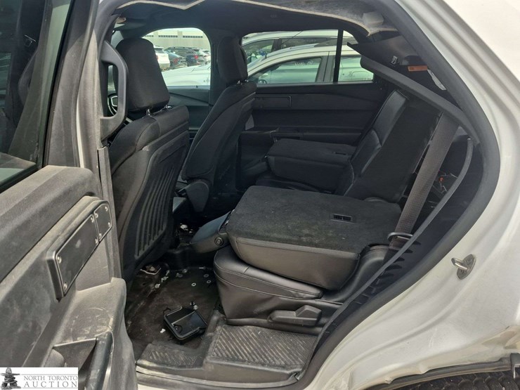 2020-ford-explorer-image-25