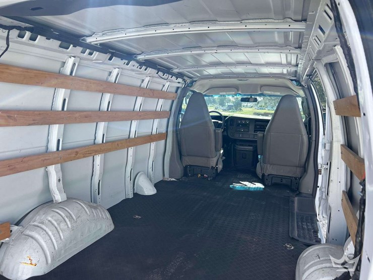 2023-chevrolet-express-2500-image-11