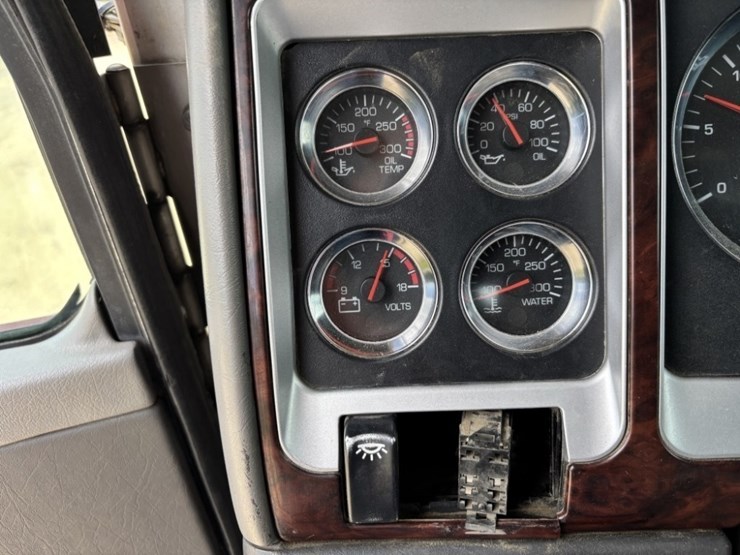 2010-kenworth-t800-image-30