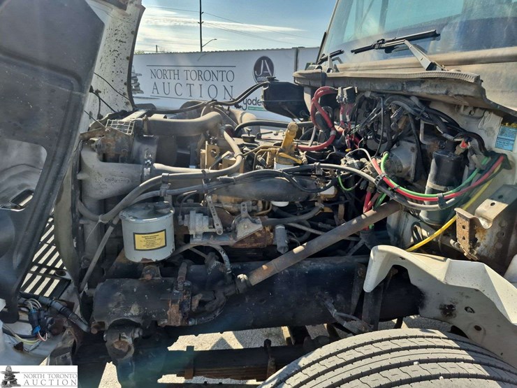 2002-freightliner-fl80-image-11