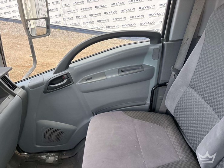 2013-isuzu-nrr-image-18