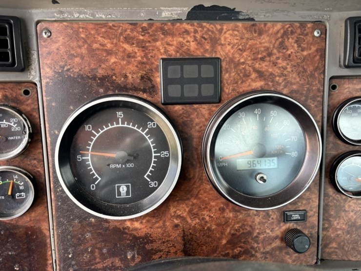 2004-kenworth-t800-image-31