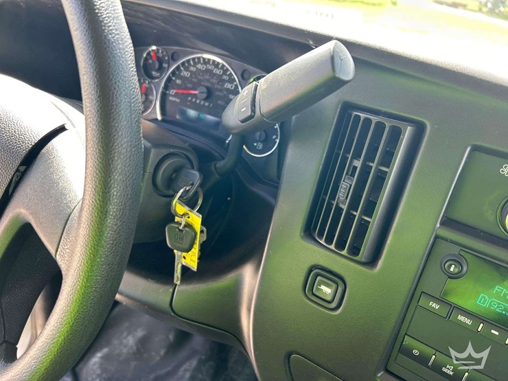 2023-chevrolet-express-2500-image-16