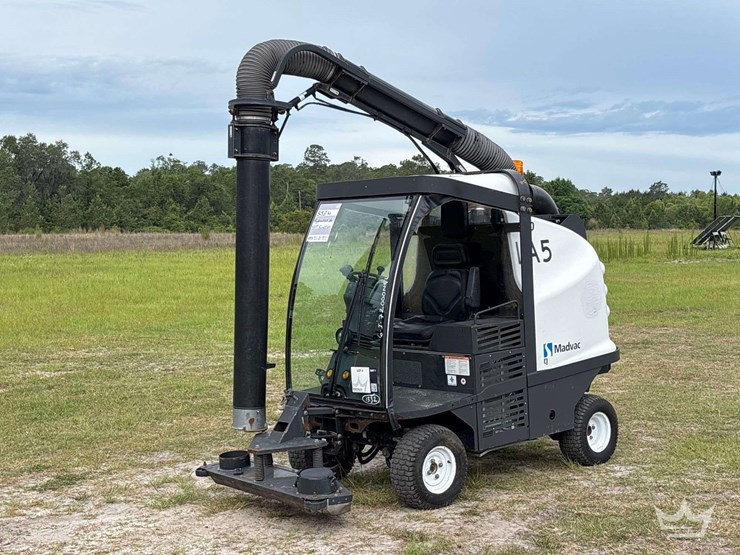 2017-madvac-lr50t-ride-on-litter-vacuum-image-1