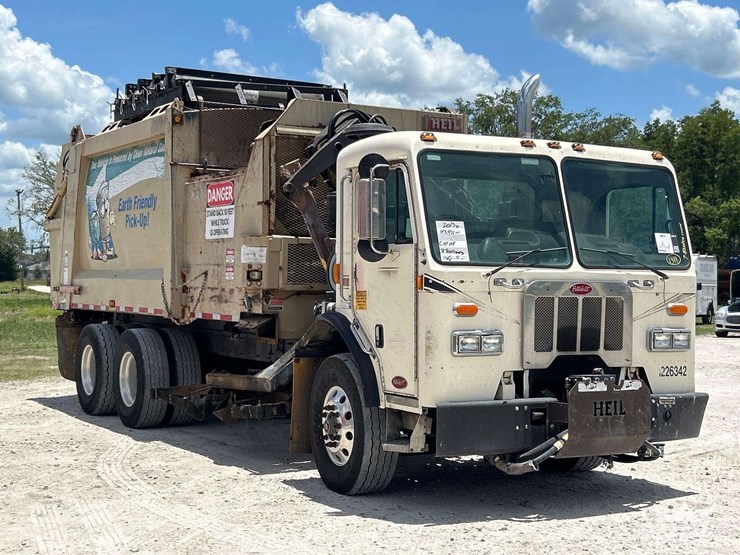 2013-peterbilt-320-image-2