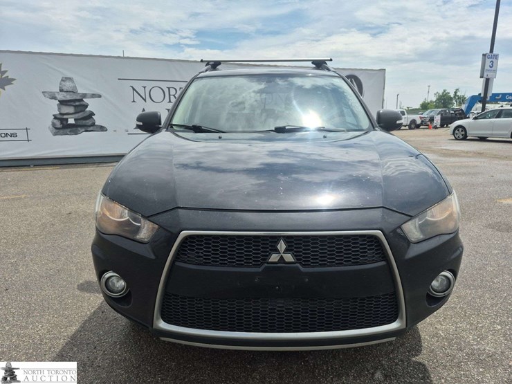 2013-mitsubishi-outlander-image-2
