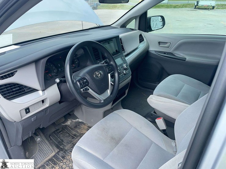 2016-toyota-sienna-image-11