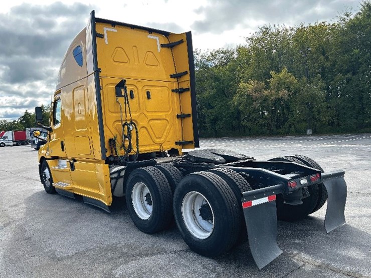 2022-freightliner-cascadia-126-image-2