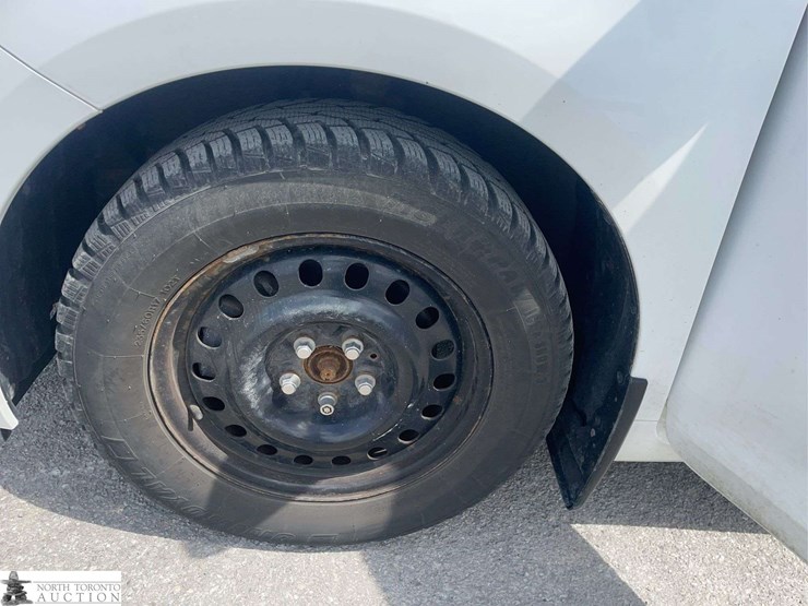 2013-toyota-sienna-image-23