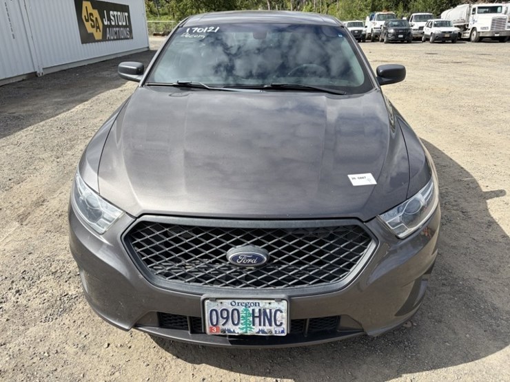 2017-ford-taurus-awd-sedan-image-8