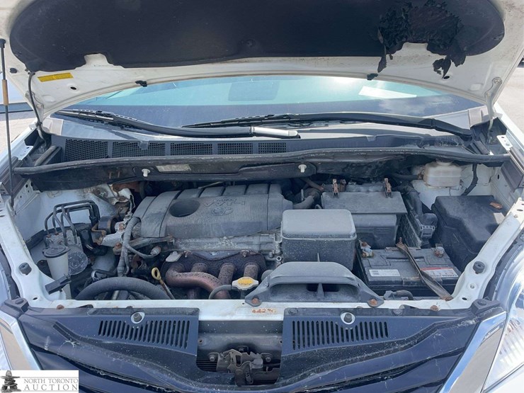 2013-toyota-sienna-image-10