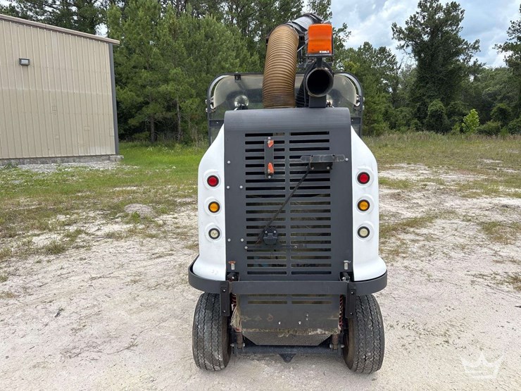 2014-madvac-lr50-ride-on-litter-vacuum-image-57