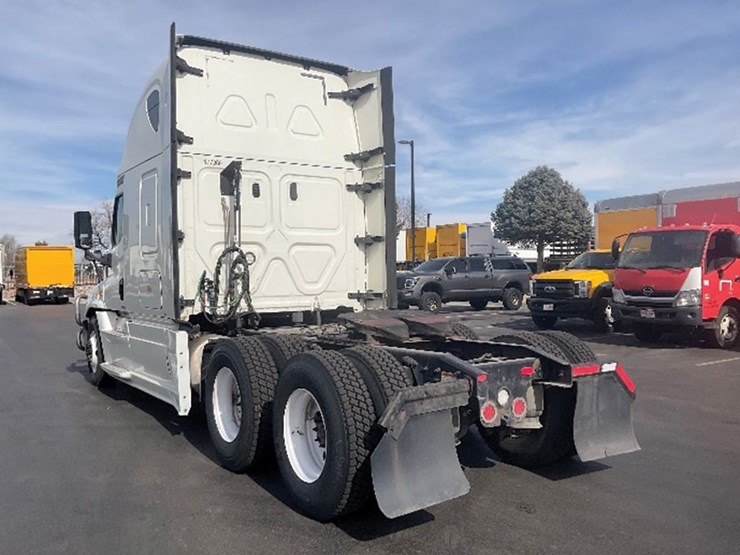 2018-freightliner-cascadia-125-evolution-image-2