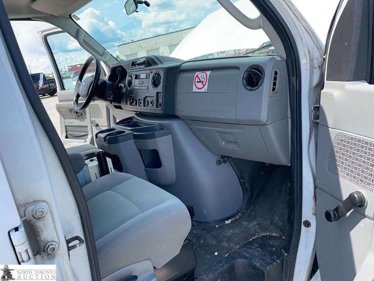 2010-ford-cargo-image-17