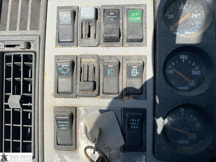 1996-freightliner-fl112-image-11