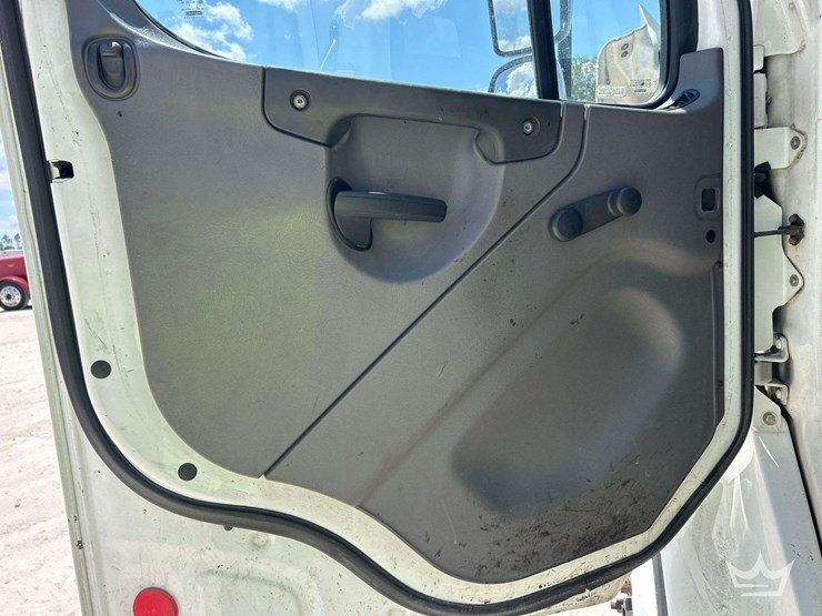 2015-freightliner-m2-106-image-22