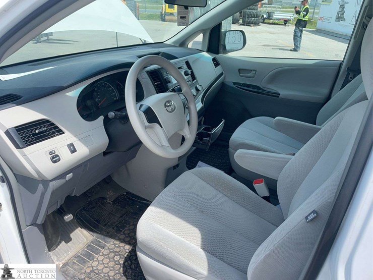 2013-toyota-sienna-image-11