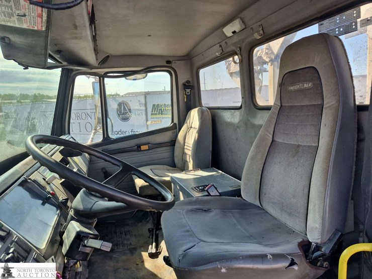 2002-freightliner-fl80-image-14