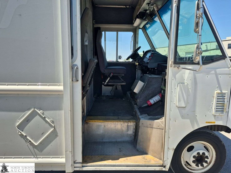 2013-ford-e-series-s/a-step-van-image-11