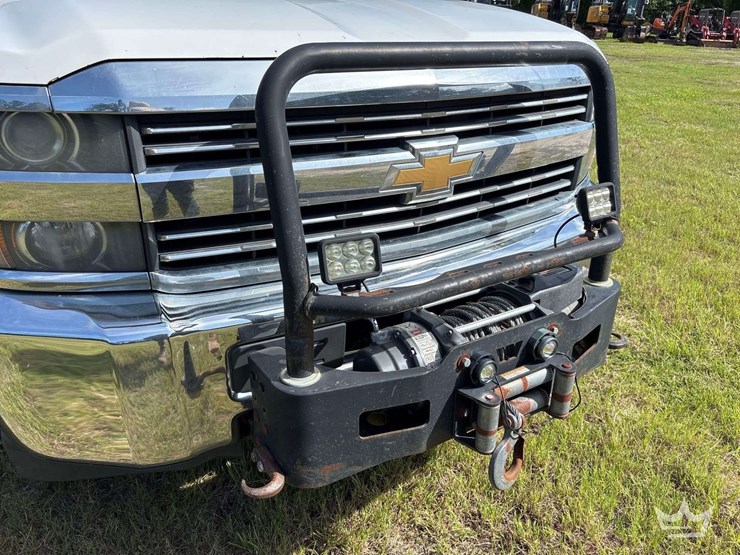 2015-chevrolet-silverado-2500hd-image-30