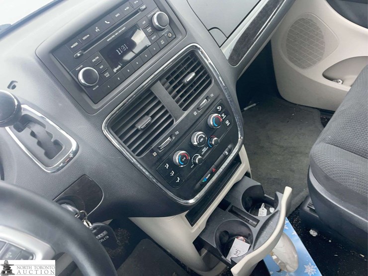 2015-dodge-grand-caravan-sxt-image-13