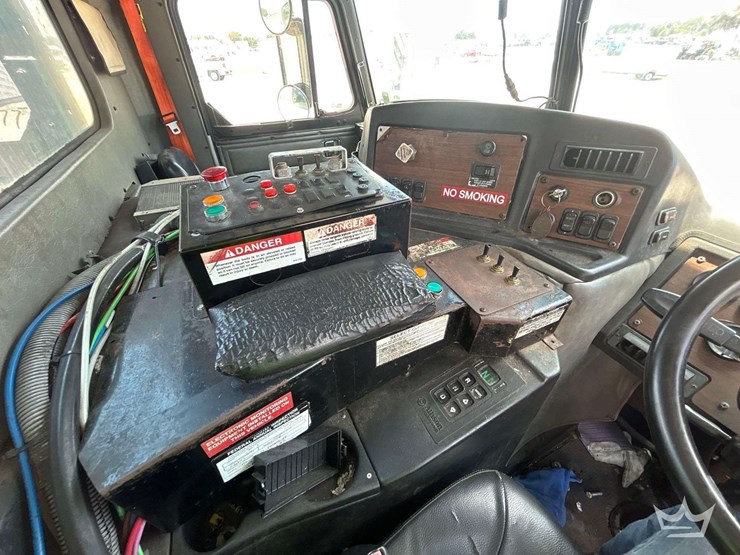 2013-peterbilt-320-image-18