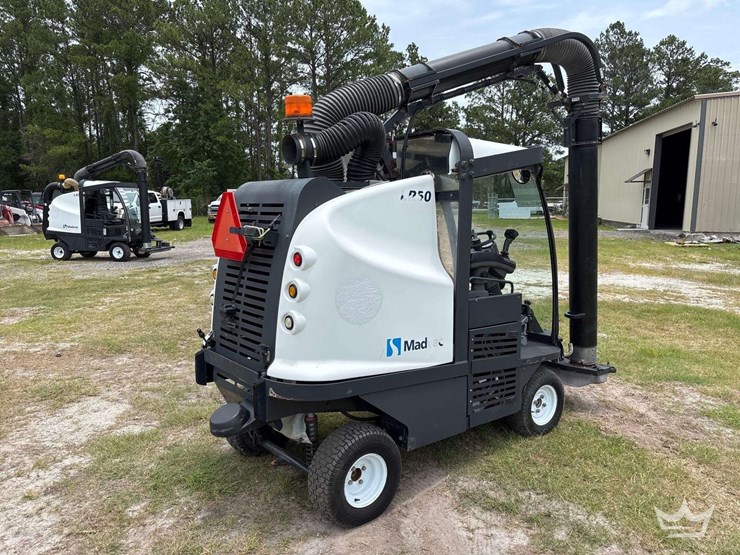 2017-madvac-lr50t-ride-on-litter-vacuum-image-4