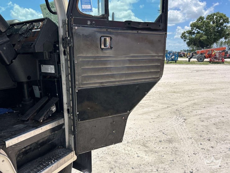 2013-peterbilt-320-image-11