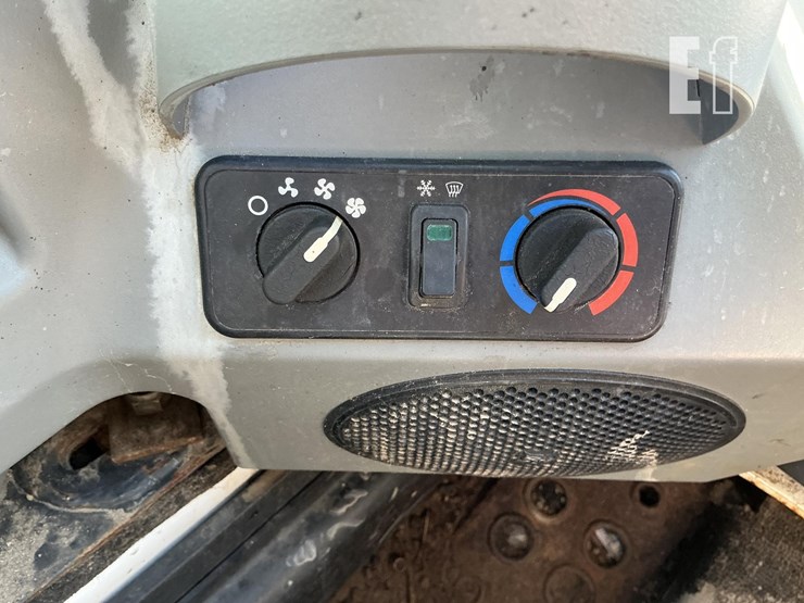 2014-bobcat-s650-image-13