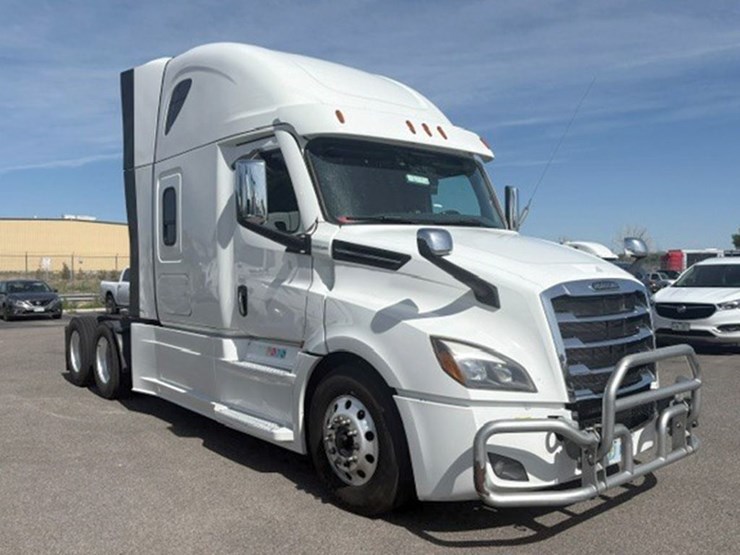 2021-freightliner-cascadia-126-image-1