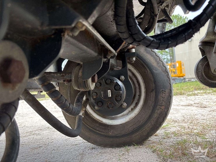 2014-madvac-lr50-ride-on-litter-vacuum-image-46