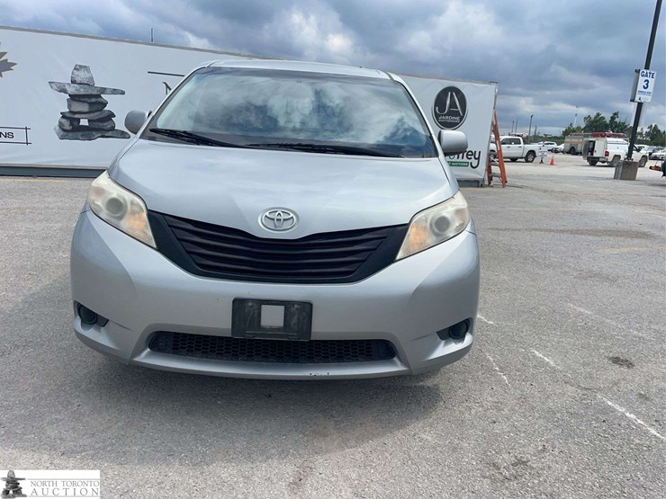 2016-toyota-sienna-image-2
