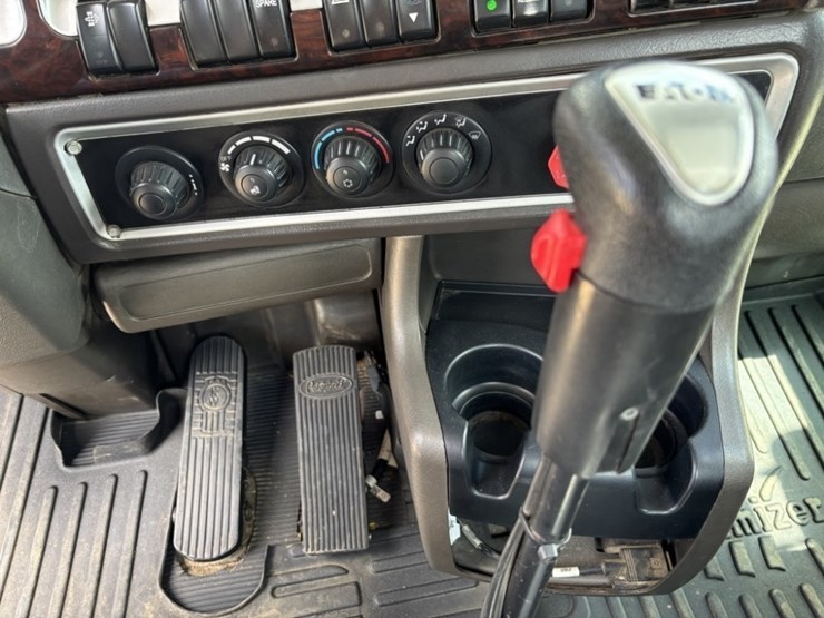 2010-kenworth-t800-image-34