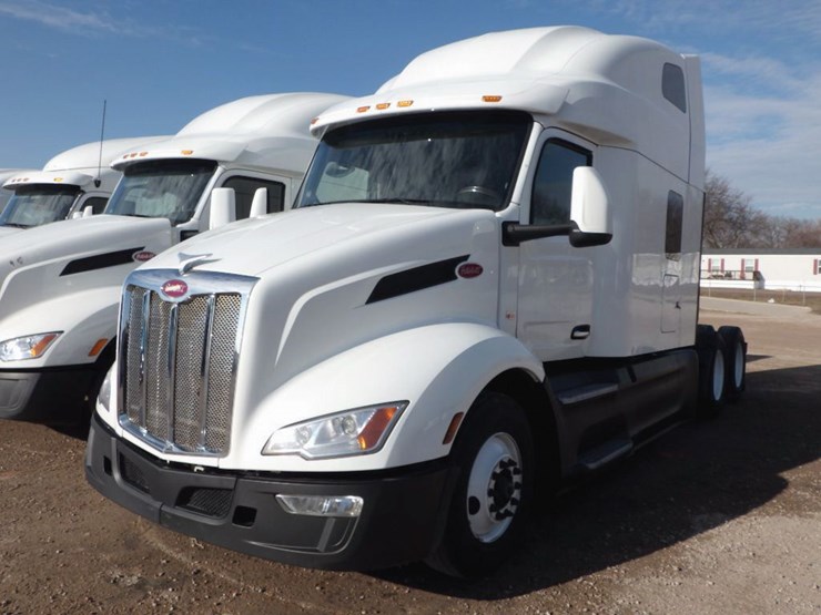 2023-peterbilt-579-image-1