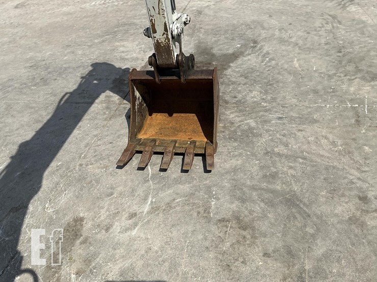 2020-takeuchi-tb240-image-11