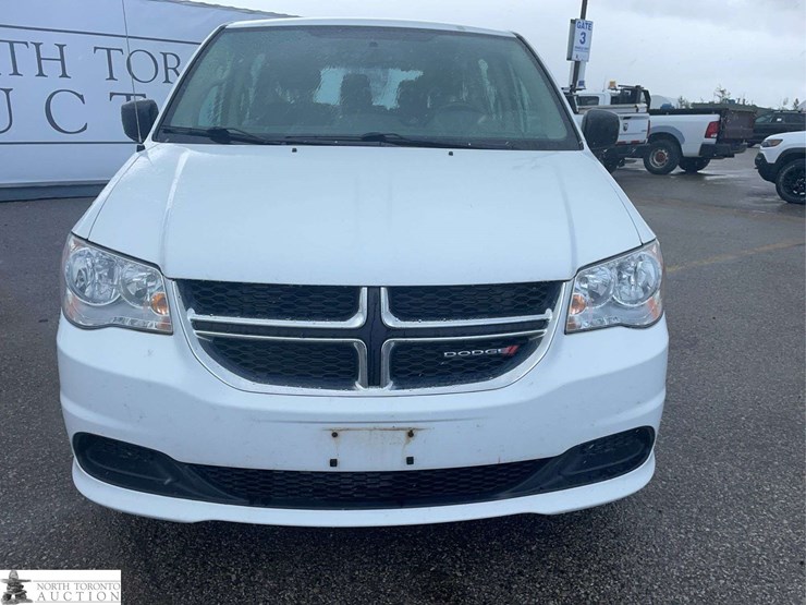 2015-dodge-grand-caravan-sxt-image-2