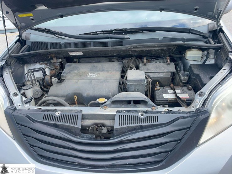 2016-toyota-sienna-image-10