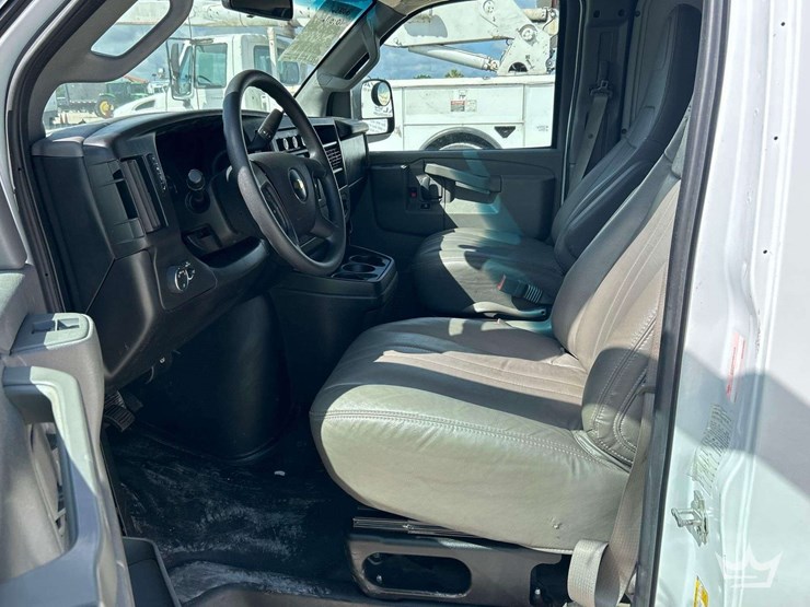 2023-chevrolet-express-2500-image-14