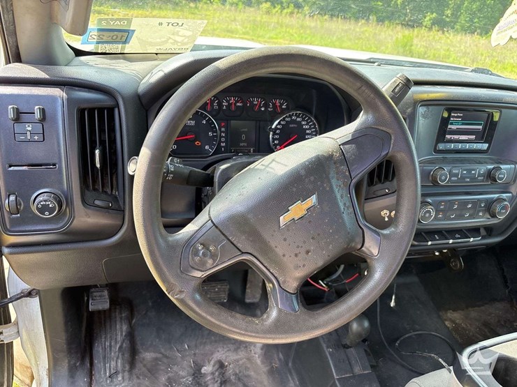 2015-chevrolet-silverado-2500hd-image-19