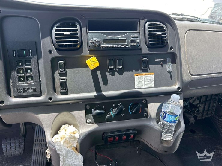 2015-freightliner-m2-106-image-28