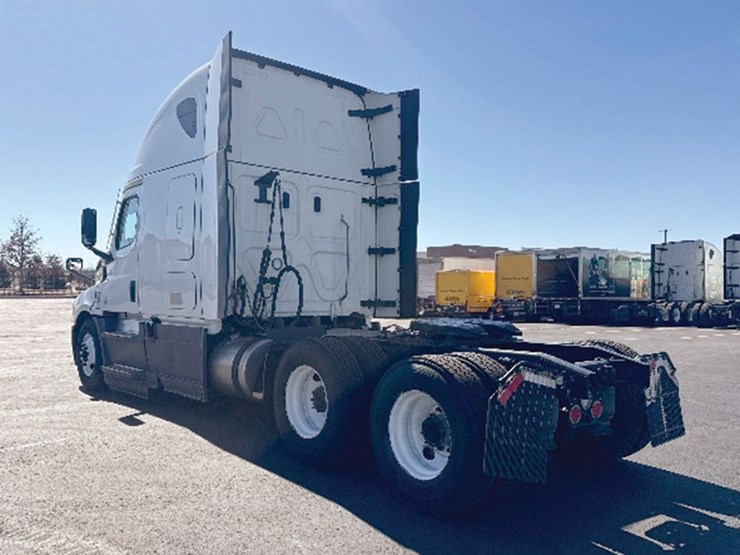 2023-freightliner-cascadia-126-image-2