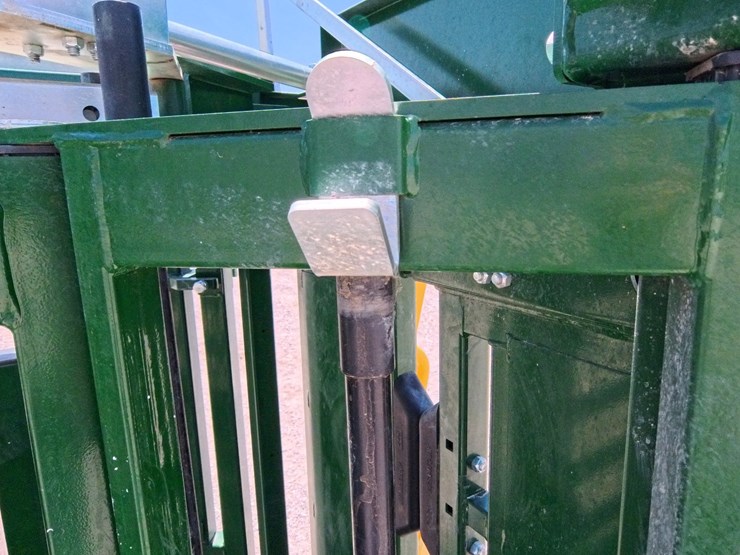 #1073-•-2019-arrow-quip-8600-cattle-chute-image-37