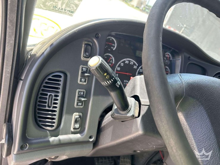 2015-freightliner-m2-106-image-26