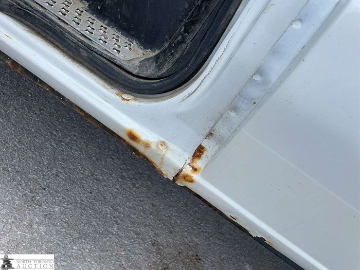 2010-ford-cargo-image-37