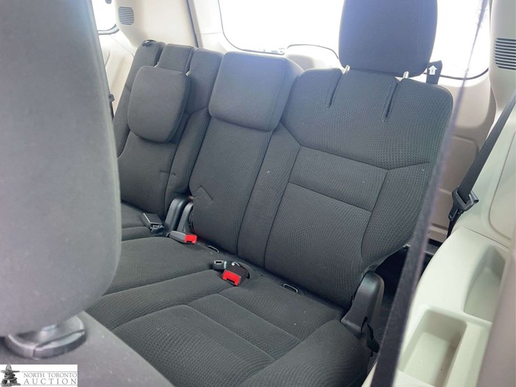 2015-dodge-grand-caravan-sxt-image-16