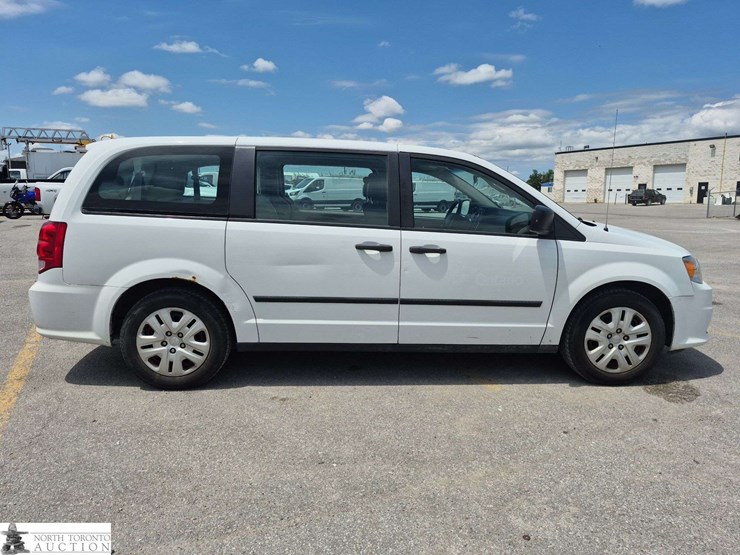 2016-dodge-grand-caravan-sxt-image-4